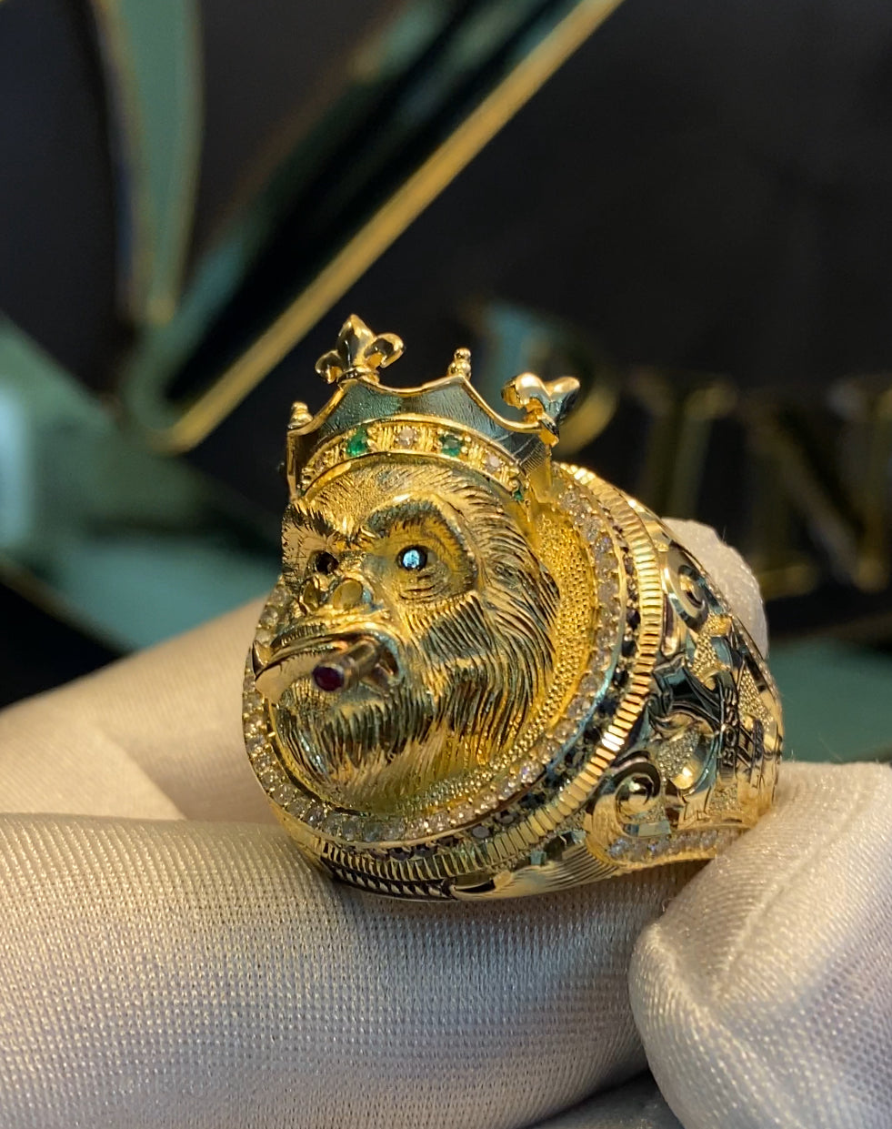 Royal Kong Ring 18k Gold - Diamonds, Esmeralds
