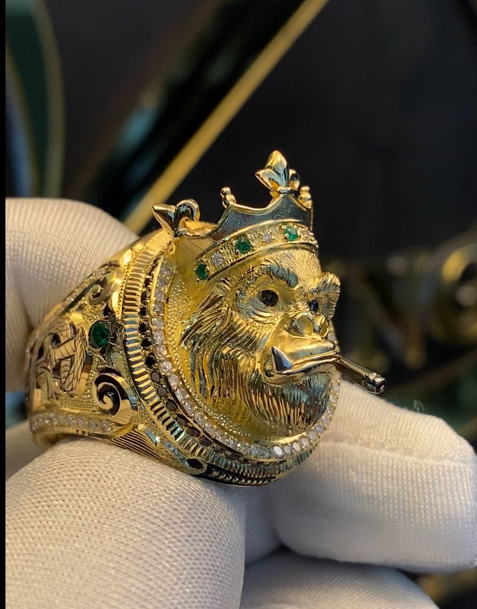 Royal Kong Ring 18k Gold - Diamonds, Esmeralds