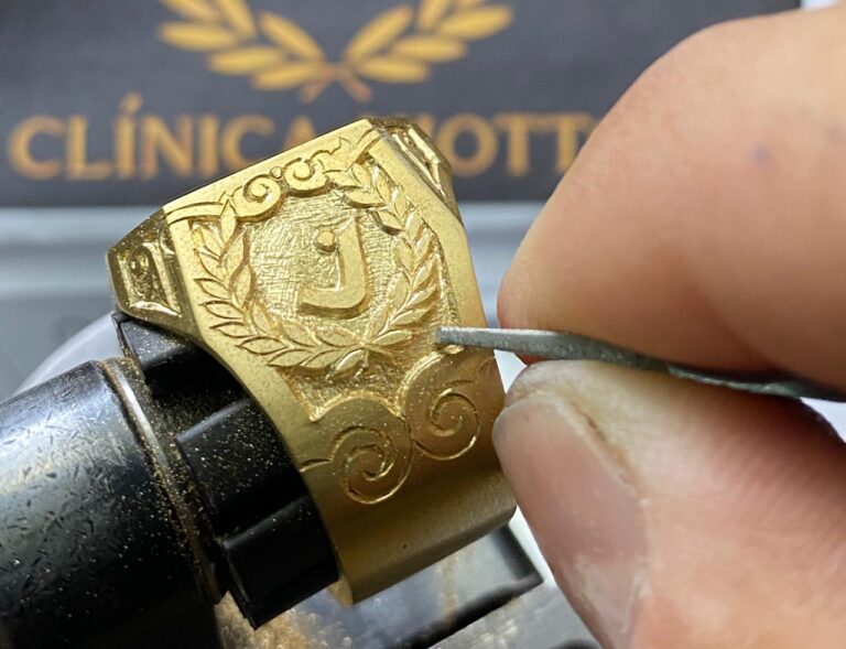 Heraldic Legacy Ring Special Edition 18k Gold - Majestic Diamond