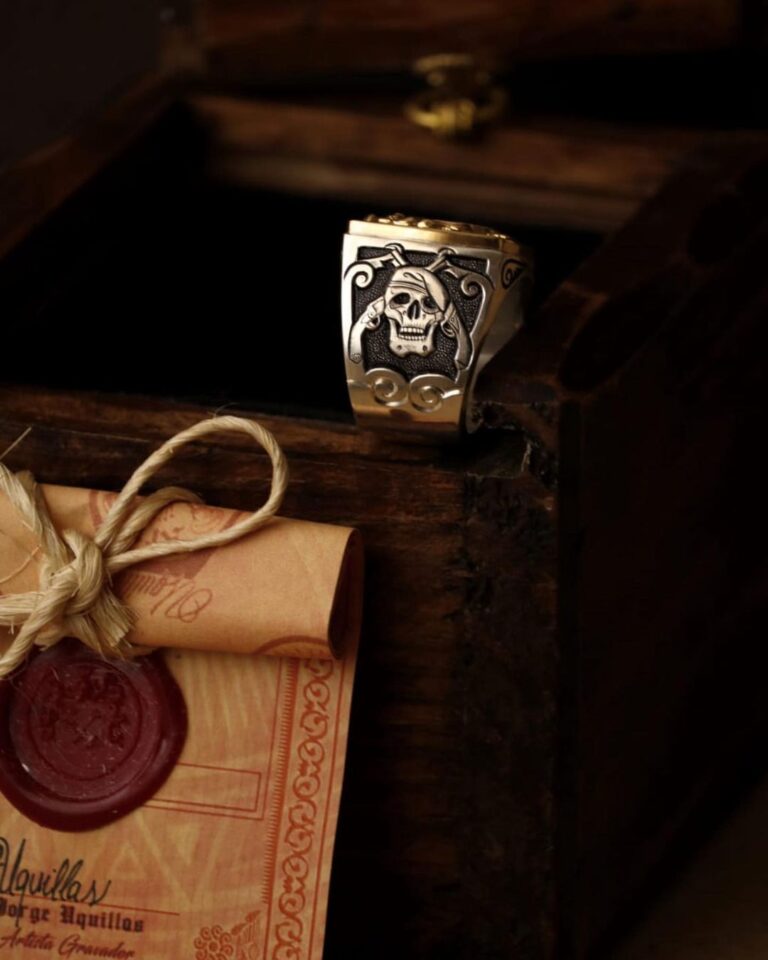 Mixed Gold-Silver Ring Family Crest.