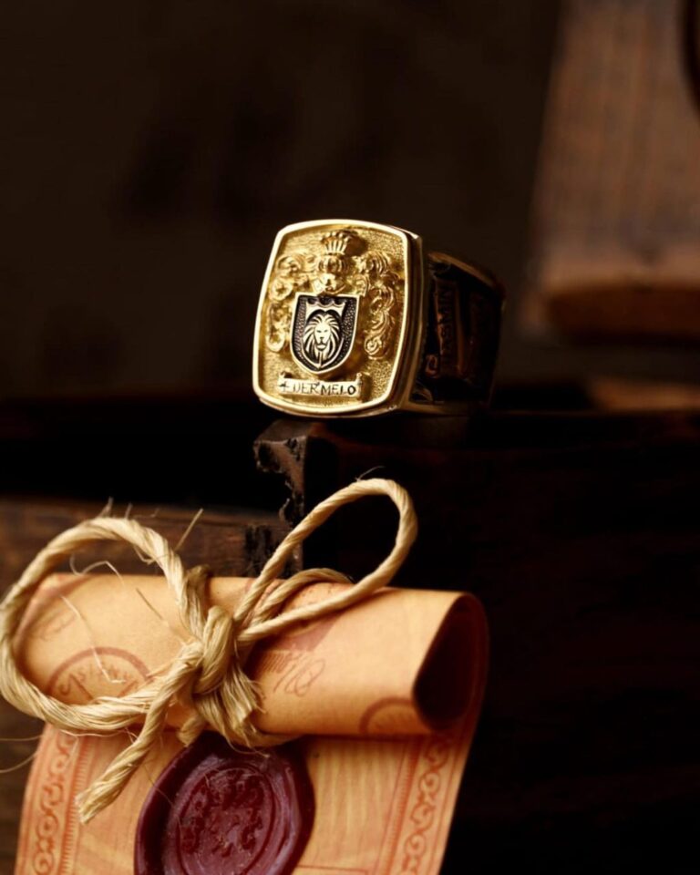 Mixed Gold-Silver Ring Family Crest.