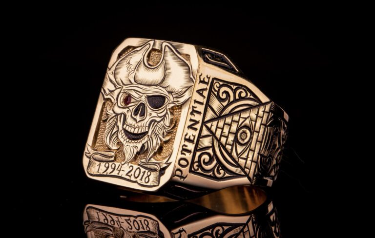 Skull Pirate Ring 18K Gold Ruby