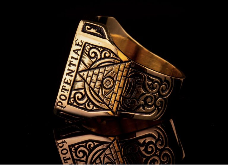Skull Pirate Ring 18K Gold Ruby