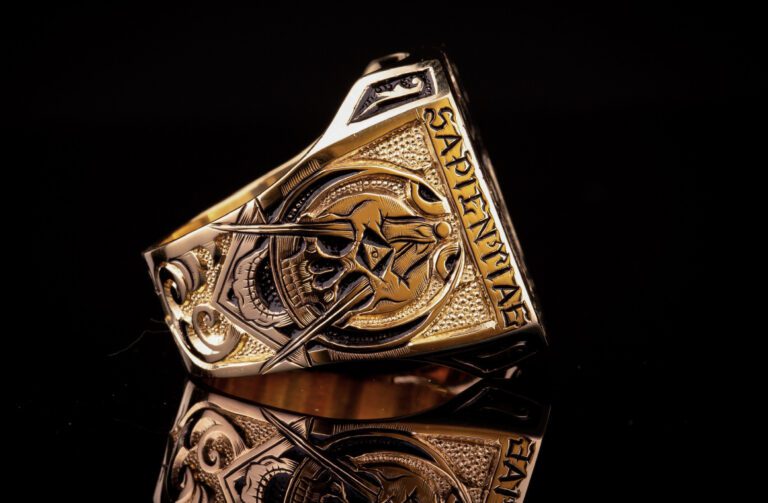 Skull Pirate Ring 18K Gold Ruby