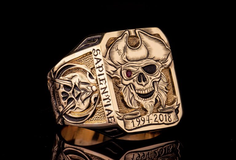 Skull Pirate Ring 18K Gold Ruby