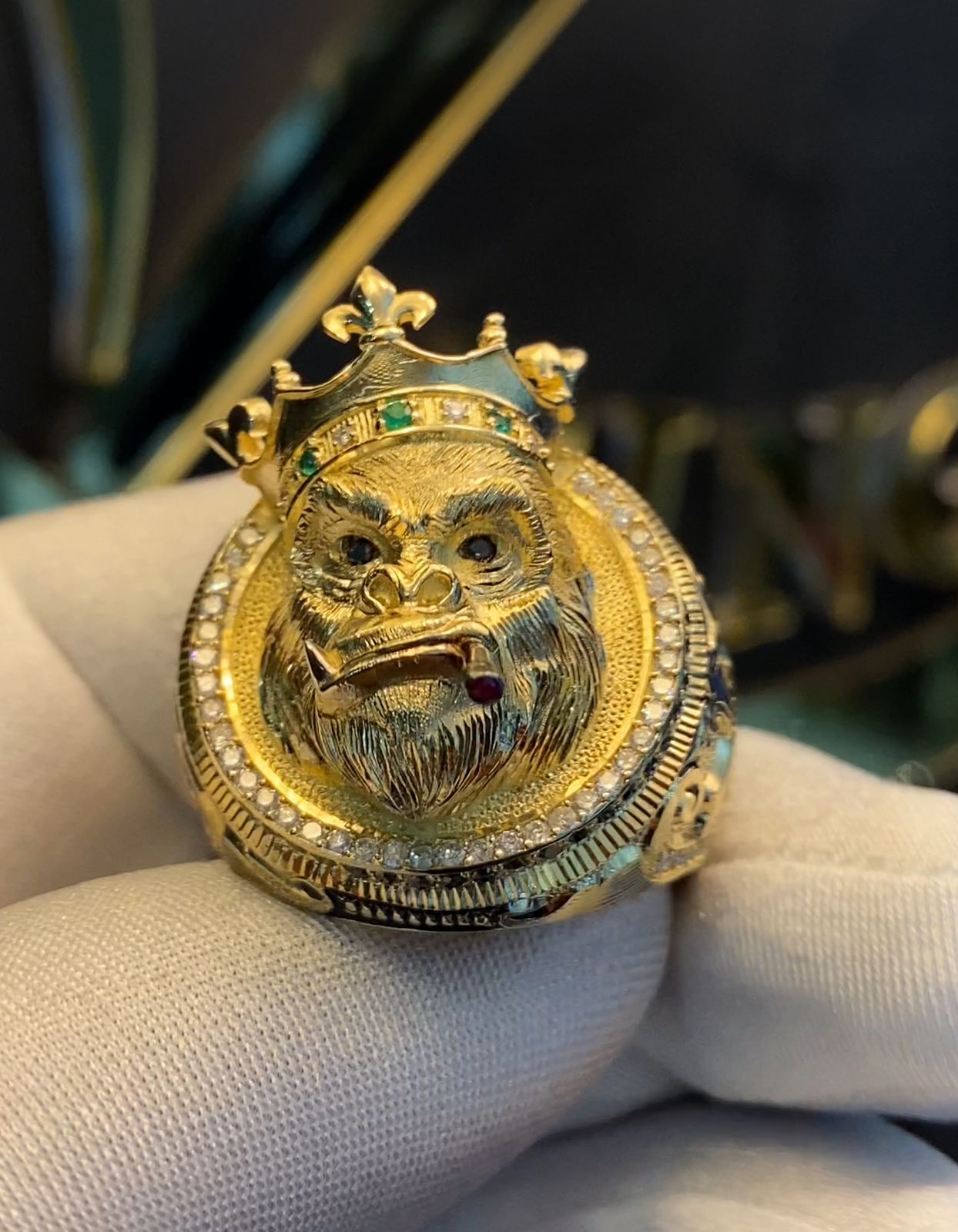 Royal Kong Ring  18k Gold - Diamonds, Esmeralds